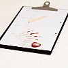 Klemmbrett mit Lippenstift-Abdrücken